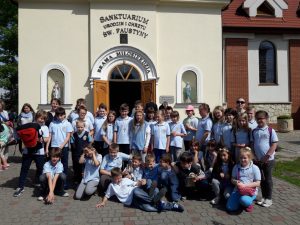 Pielgrzymka klas trzecich SP do&nbsp;Świnic Warckich