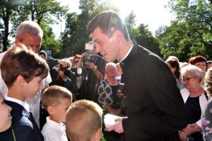 Uczestnictwo dzieci w&nbsp;święceniach kapłańskich ks.&nbsp;Piotra Wolnego