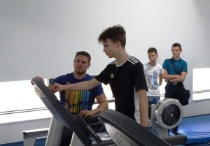Dobry trening to&nbsp;bezpieczny trening! Instruktaż dla wychowanków internatu w&nbsp;siłowni szkolnej.