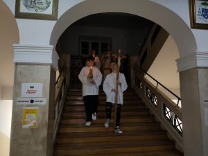 Nabożeństwo Drogi Krzyżowej korytarzami szkoły