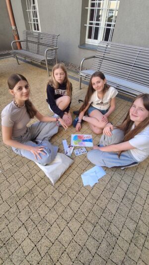Klasa 6b i&nbsp;gra terenowa „Tajemnice ogrodu”