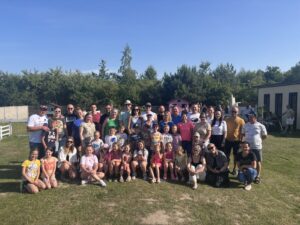 Pożegnalny piknik dzieci, rodziców i&nbsp;nauczycieli grupy 6-latki „A”