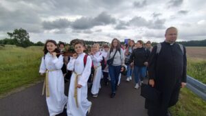 Pielgrzymka dzieci pierwszokomunijnych do&nbsp;Świnic Warckich