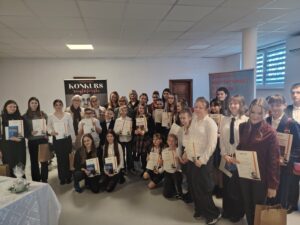 W&nbsp;niebie, w&nbsp;sercach i&nbsp;na&nbsp;scenie – poetycki sukces uczennic z&nbsp;klasy VI w&nbsp;konkursie recytatorskim „O&nbsp;księdzu Jerzym wierszem”