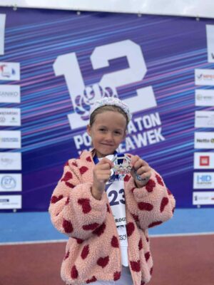 Sukces Klary Pawłowskiej z&nbsp;klasy 1b SP na&nbsp;12. Półmaratonie Włocławskim
