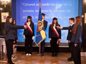 Apel z&nbsp;okazji Święta Edukacji Narodowej i&nbsp;ślubowanie uczniów klas 1 LO