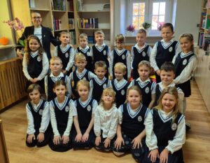 Uroczyste pasowanie na&nbsp;czytelnika uczniów klas pierwszych