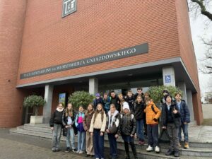 „Szaleni naukowcy” – kulturalno-naukowe doświadczenie uczniów kl. 5c SP