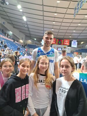 Koszykarskie emocje w&nbsp;Hali Mistrzów z&nbsp;udziałem kibiców klasy 5c SP