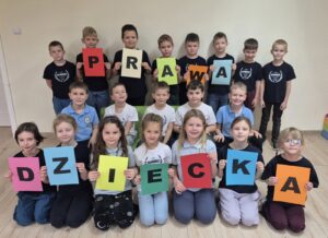 Uczniowie klasy 1b SP nagrali film edukacyjny z&nbsp;okazji Dnia Praw Dziecka