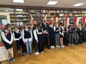 Śpiewanie pieśni patriotycznych w&nbsp;bibliotece szkolnej Dużego Długosza