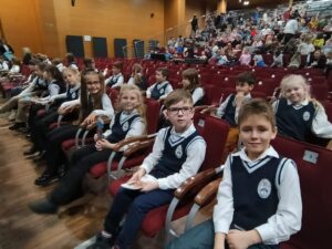 Wyjście uczniów klasy 1a i&nbsp;2a na&nbsp;spektakl „Baśnie znane i&nbsp;kochane”