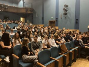 Licealiści na&nbsp;spektaklu pt.&nbsp;Zbrodnia i&nbsp;kara” w&nbsp;Teatrze Impresaryjnym.