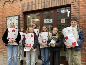 „Podziel się ciepłem – rękawiczki i&nbsp;skarpety dla Ubogich” – podsumowanie akcji charytatywnej Szkolnego Koła Wolontariatu „Mały Książę”