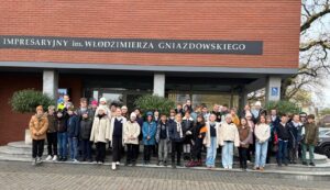 Klasy IV na&nbsp;spektaklu „Gang łowców emocji” w&nbsp;Teatrze Impresaryjnym