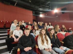 Wyjście klas 8a oraz&nbsp;8b SP do&nbsp;teatru na&nbsp;spektakl „Opowieść wigilijna”