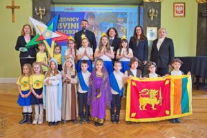 Kolędnicy misyjni odwiedzili koleżanki i&nbsp;kolegów z&nbsp;klas 5-6