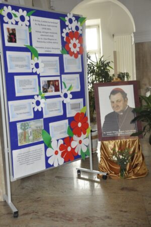 Wspomnienie o&nbsp;ks.&nbsp;bp. Romanie Andrzejewskim (1938–2003) —&nbsp;biskupie sufraganie włocławskim, odnowicielu szkoły im.&nbsp;ks.&nbsp;Jana Długosza we&nbsp;Włocławku, wybitnym humaniście i&nbsp;krajowym duszpasterzu rolników