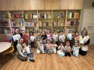 Gdzie mieszkają książki? Pierwsza wizyta w&nbsp;szkolnej bibliotece grupy trzylatków