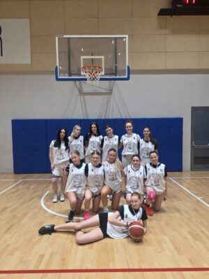 Srebrny medal reprezentacji Długosza w&nbsp;powiatowych zawodach koszykówki klas licealnych dziewcząt