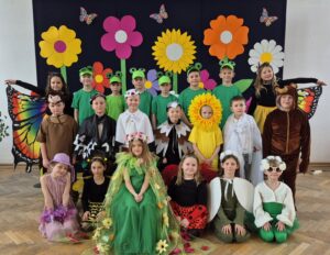 Kolorowe powitanie wiosny przez&nbsp;uczniów klas 1-3