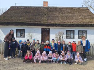 Wycieczka 5-latków „Iskierki” do&nbsp;Kujawsko-Dobrzyńskiego Parku Etnograficznego w&nbsp;Kłóbce