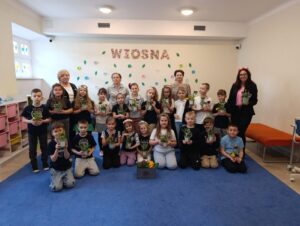 Warsztaty florystyczne „Kwitnący parapet” uczniów klas 1a i&nbsp;2a SP