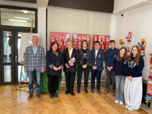 Uczniowie Długosza na&nbsp;wernisażu wystawy „Wielkanoc w&nbsp;pocztówce i&nbsp;sztuce ludowej”