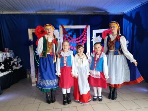 Sukces uczennic z&nbsp;klasy 1a SP w&nbsp;II&nbsp;Przeglądzie Kultury Kujawskiej „Kujawy pieśnią, gwarą i&nbsp;pędzlem malowane”