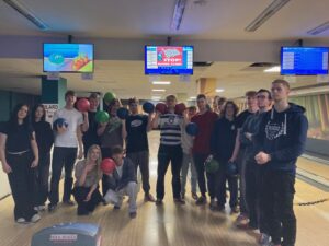 Integracja jako zdrowa rywalizacja, czyli Dzień Kobiet kl. IIIA w&nbsp;kręgielni