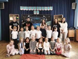 Wizyta prezenterów Telewizji Kujawy w&nbsp;grupie 6-latków B&nbsp;„Słoneczka”