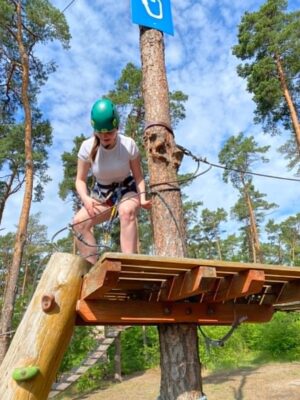 Wspinaczkowe wyzwania w&nbsp;parku linowym z&nbsp;udziałem uczniów klas 8 oraz&nbsp;7a SP