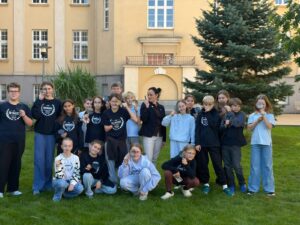 Lekcja biologii w&nbsp;terenie – klasa 5a na&nbsp;tropie tajemnic szkolnego trawnika!